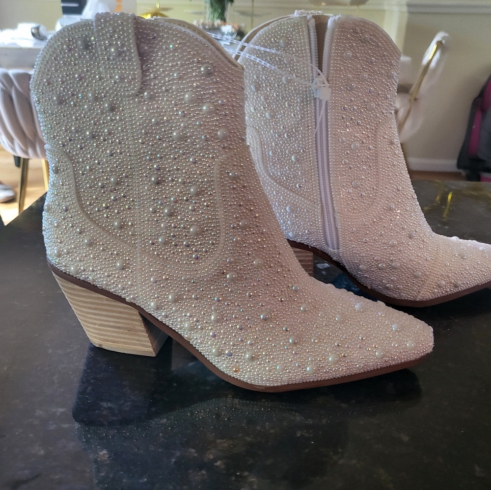 Cowgirl boots size 6 1/2 betsey Johnson